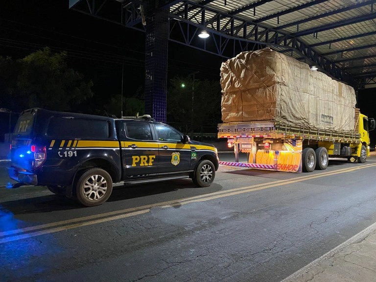 PRF apreende carga de madeira ilegal em Piripiri (PI)