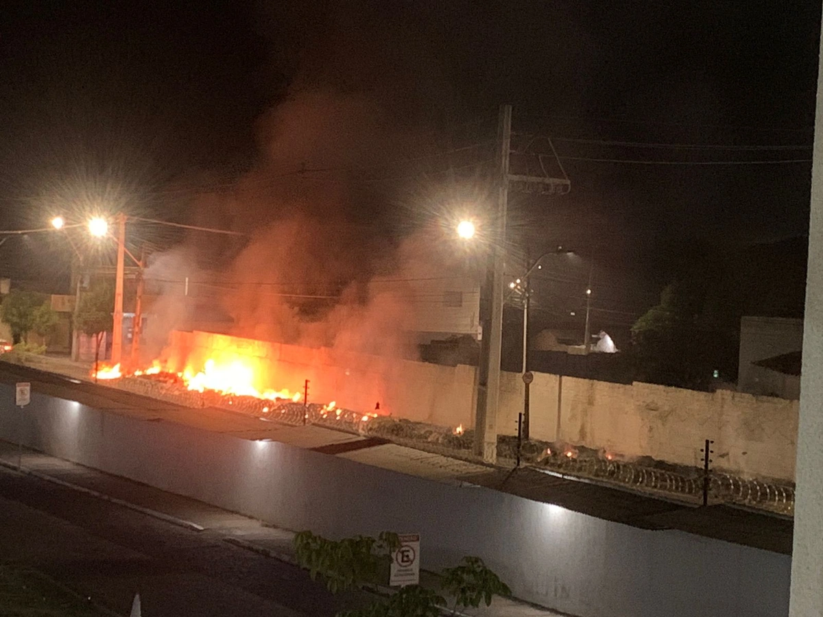 Queima de lixo causa incêndio ao lado de posto de saúde em Teresina