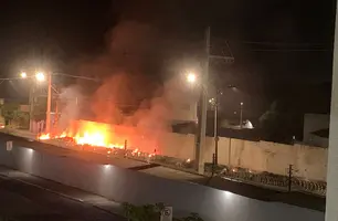 Queima de lixo causa incêndio ao lado de posto de saúde em Teresina (Foto: Conecta Piauí)