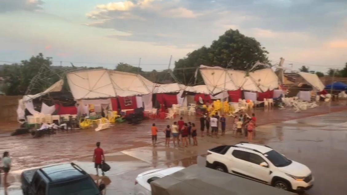Temporal destrói estrutura de festejo em Baixa Grande do Ribeiro