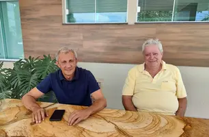 Acima o pré-candidato Nonatinho (de camisa azul) ao lado do prefeito Ferdinando Coutinho; adesão importante (Foto: Reprodução)