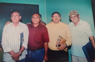 Acima os professores Francisco Soares (in memória), César William (camisa vermelha), Márcio Túlio e Barripi (de boné); Timon se despediu do poeta popular Barripi na semana passada (Foto: Reprodução)