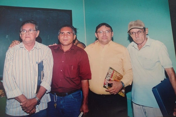 Acima os professores Francisco Soares (in memória), César William (camisa vermelha), Márcio Túlio e Barripi (de boné); Timon se despediu do poeta popular Barripi na semana passada