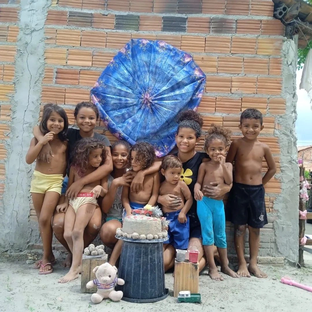 Aniversário com bolo de areia do pequeno Suel