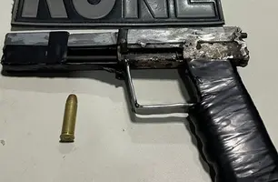 Arma apreendida pela polícia (Foto: Reprodução)