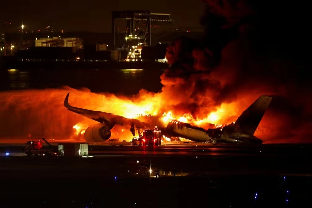 Avião pega fogo após colisão