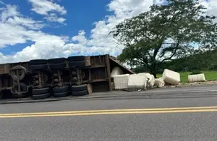 Caminhão tomba com carga de algodão (Foto: Reprodução/Portal Ponto X)