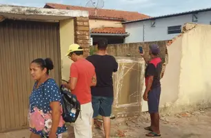 Carro atinge muro de residência (Foto: Reprodução)