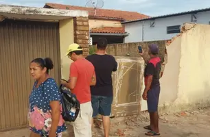 Carro atinge muro de residência (Foto: Reprodução)