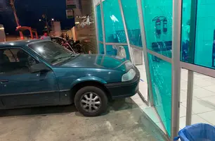 Carro invade e quebra vidros da UPA do Renascença em Teresina; motorista explica (Foto: Conecta Piauí)