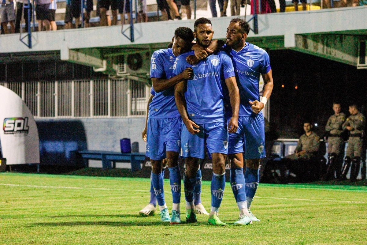 Comemoração do gol de Anderson Tanque