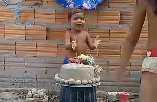 Criança comemora aniversário com bolo de areia (Foto: Reprodução/Arquivo Pessoal)