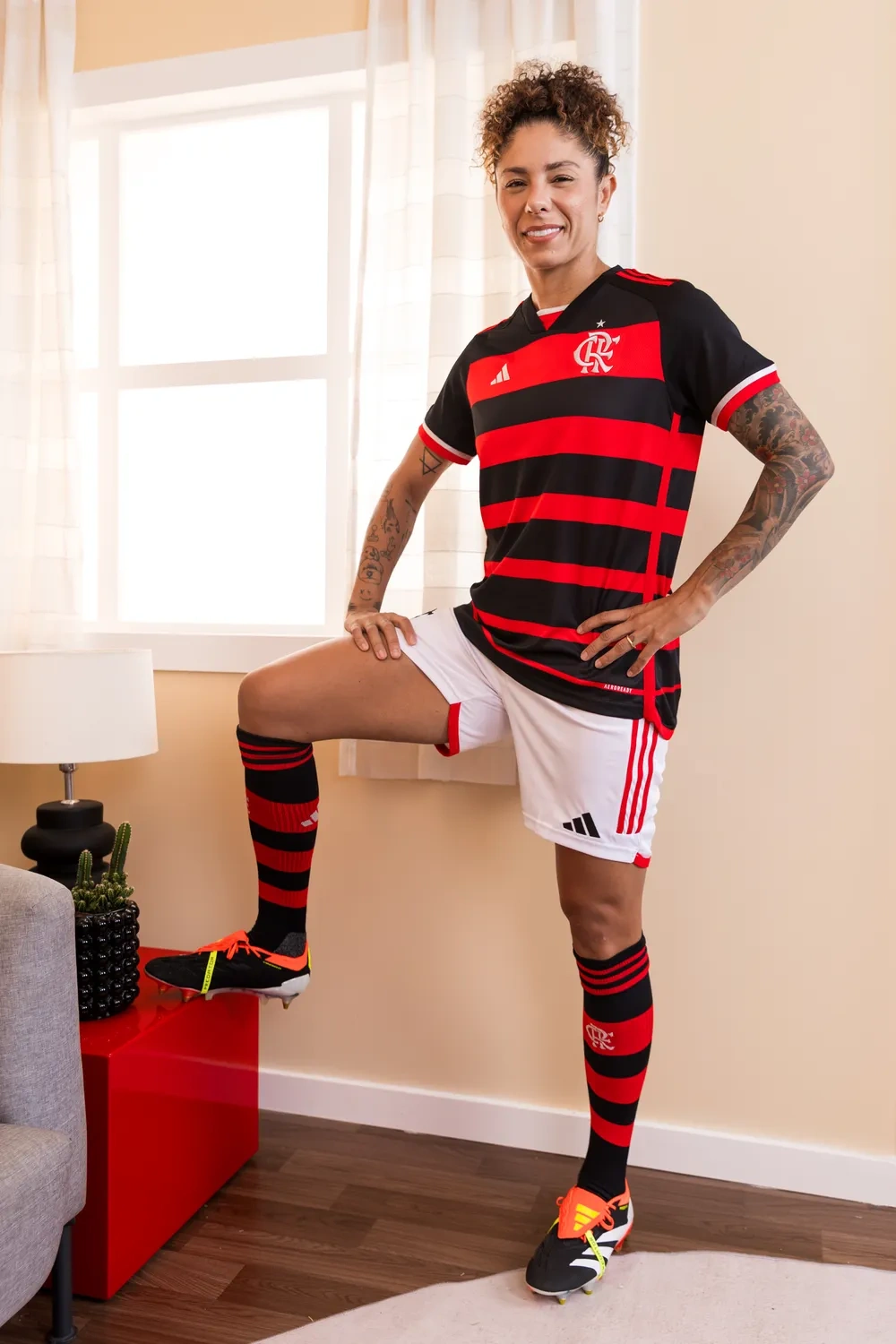 Cristiane veste a nova camisa do Flamengo