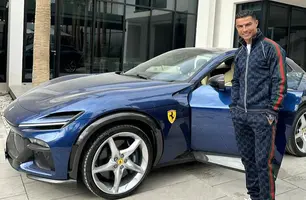 Cristiano Ronaldo posa ao lado de novo carro de luxo (Foto: Reprodução/Instagram)