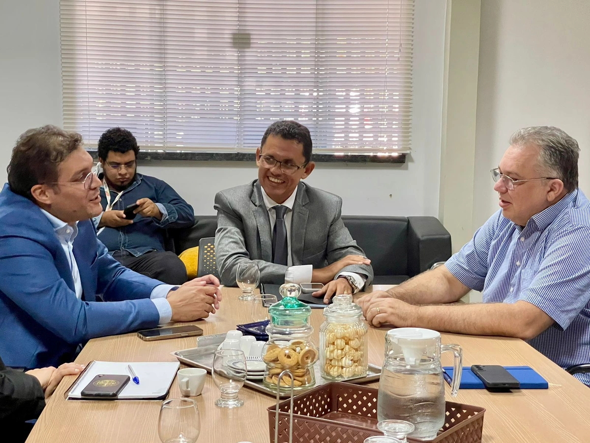 Deputado Florentino Neto recebe equipe que vai fazer relatório do HU de Parnaíba