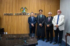 Desembargador Hilo de Almeida empossa novo magistrado substituto