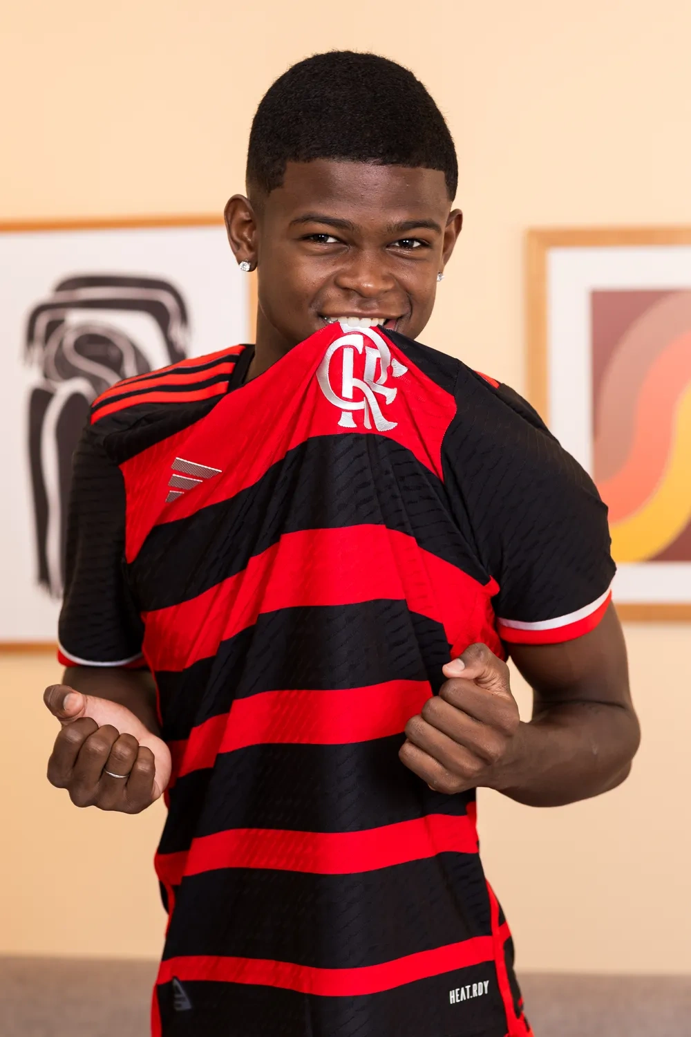 Douglas Telles veste nova camisa do Flamengo