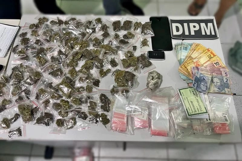 Droga e dinheiro apreendida com o suspeito