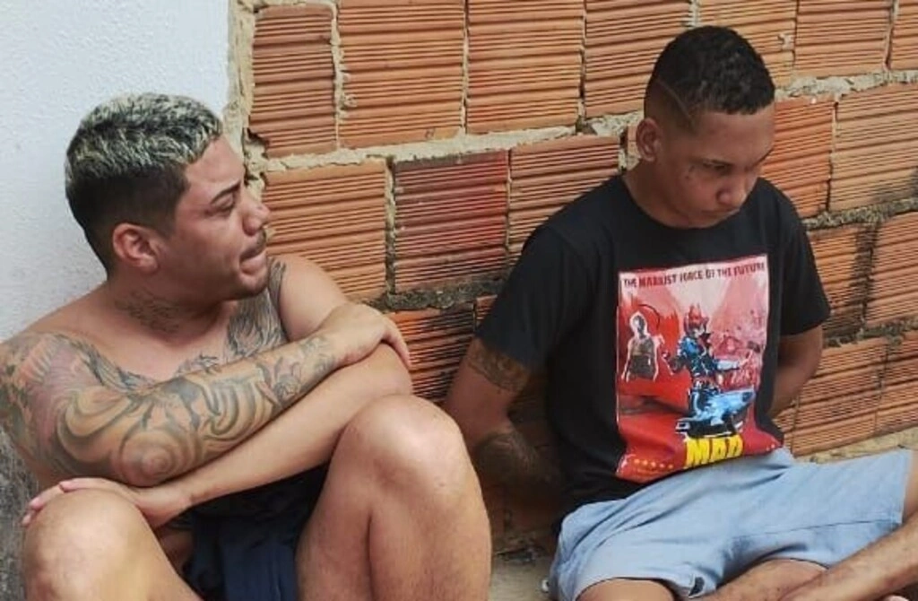 Dupla foi presa com drogas, dinheiro e moto roubada