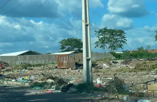 Entulho e lixo acumulado no bairro Vale Quem Tem (Foto: Tiago Moura/ Conecta Piauí)