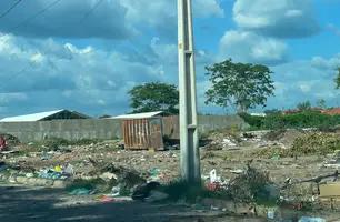 Entulho e lixo acumulado no bairro Vale Quem Tem (Foto: Tiago Moura/ Conecta Piauí)