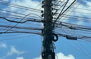 Fiação em poste (Foto: Tiago Moura/ Conecta Piauí)