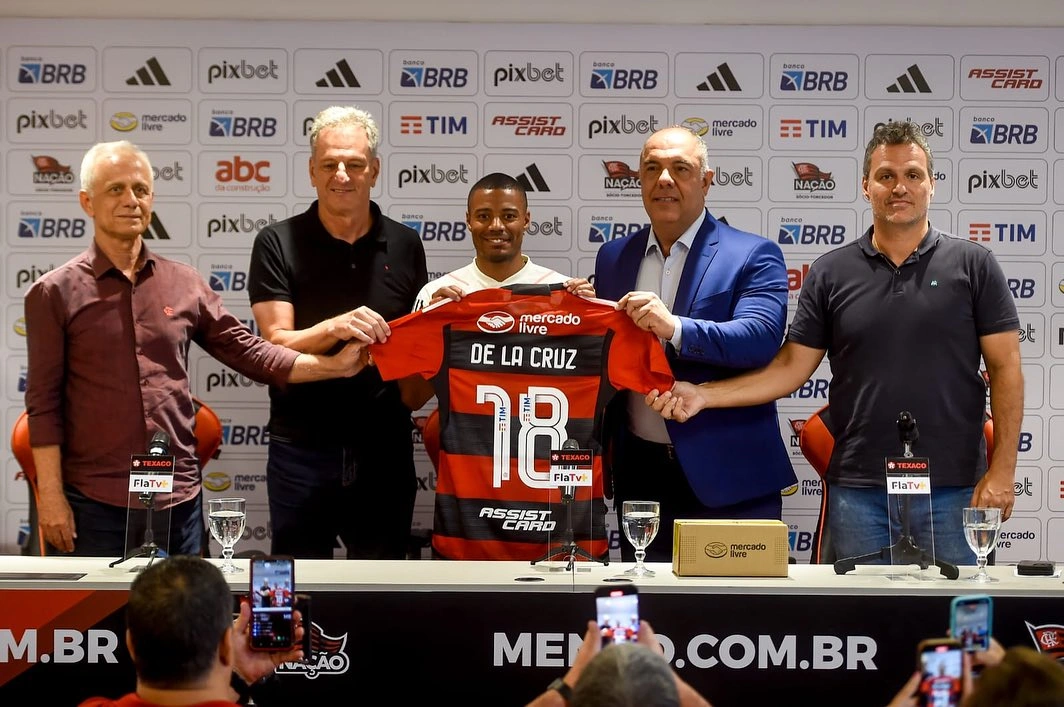 Flamengo contrata De La Cruz