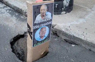 Fotos de Dr. Pessoa são colocadas em buraco para que ele resolva o problema (Foto: Divulgação)