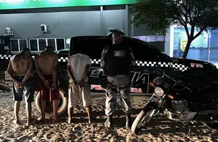 Homens presos pela polícia em Piripiri (Foto: Reprodução)
