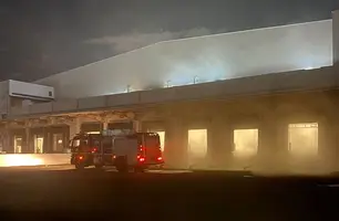 Incêndio de grandes proporções atinge Centro de Distribuição do R Carvalho em THE (Foto: Reprodução/whatsapp)