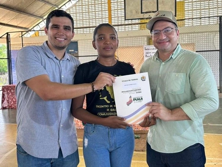 Interpi entrega título coletivo para 135 famílias de Colônia do Piauí