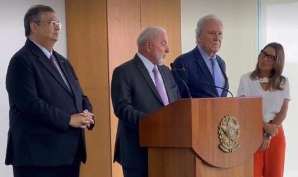Lula anuncia Ricardo Lewandowski como ministro da Justiça no lugar de Dino