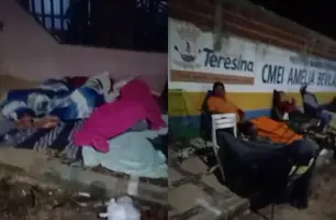 Mães dormem na calçada para garantir vagas em creche (Foto: Reprodução/Redes sociais)