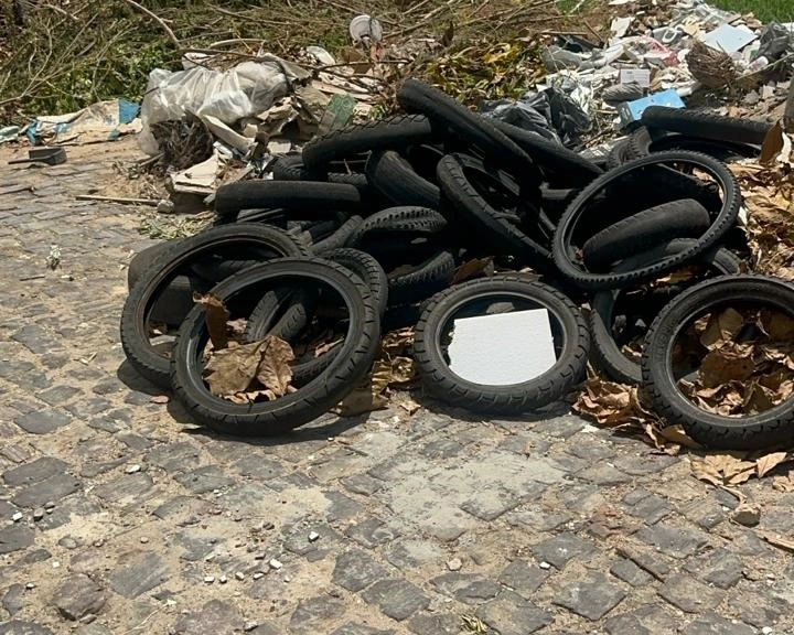Por falta de máquina ,rua está há sete dias sem receber limpeza pública