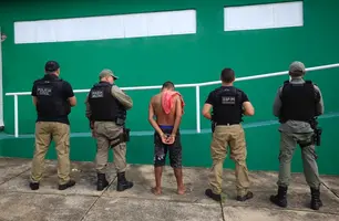 Prisão efetuada pela polícia (Foto: Reprodução)