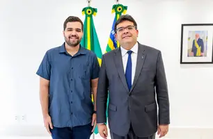 Rafael Fonteles recebe visita do piauiense de 22 anos aprovado em concurso para diplomata (Foto: Reprodução)