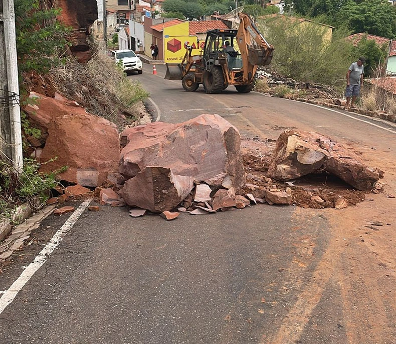 Rocha se rompe e desaba sobre rua na cidade de Picos