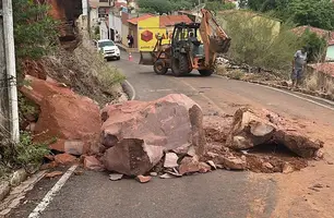 Rocha se rompe e desaba sobre rua na cidade de Picos (Foto: Reprodução / Defesa Civil de Picos)