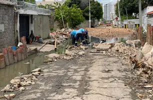 Rua Professor Darci Araújo, localizada no bairro São Cristóvão (Foto: Tiago Moura/ Conecta Piauí)