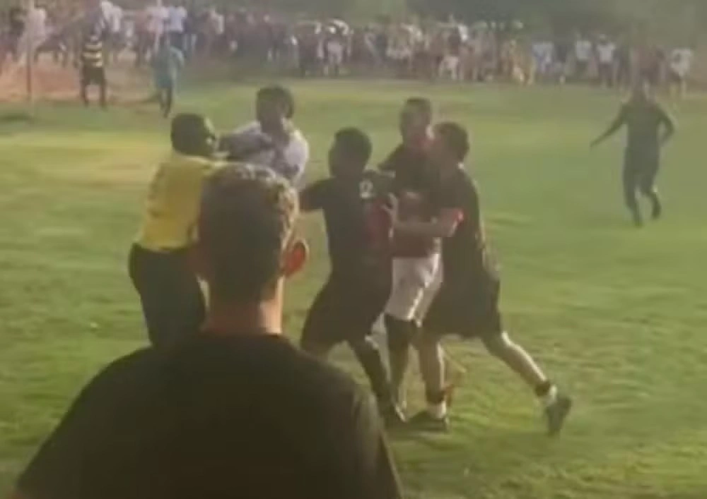 Torcedores invadem campo e agridem árbitro