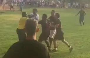 Torcedores invadem campo e agridem árbitro (Foto: Reprodução)