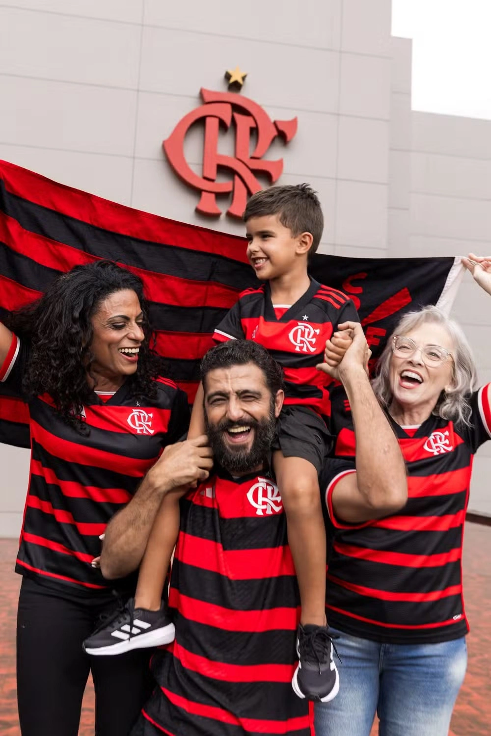 Torcedores vestem nova camisa do Flamengo