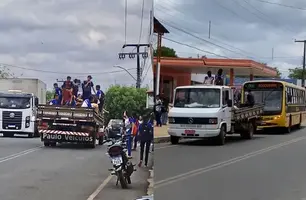 Alunos são flagrados sendo transportados em ‘pau de arara’ em Jatobá do Piauí (Foto: Reprodução)