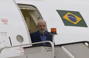 Após cinco horas no ar, avião de Lula pousa em aeroporto no México (Foto: Alfredo Estrella/AFP)