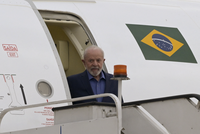 Após cinco horas no ar, avião de Lula pousa em aeroporto no México