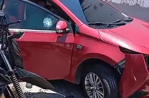 Após ser perseguida por assaltantes, mulher colide carro contra casa em Teresina (Foto: Reprodução)