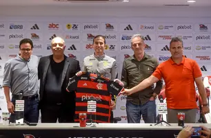 Apresentação de Filipe Luís no Flamengo (Foto: Marcelo Cortes / CRF)
