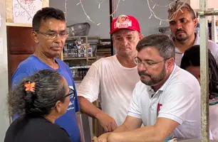 Candidato Fábio Novo realiza caminhada no bairro Santa Fé, zona Sul de Teresina (Foto: Eduardo Amorim/Conecta Piauí)