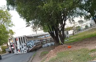 Carreta de Gás Tomba no Balão Tancredo Neves e Provoca Transtornos no Trânsito (Foto: Reprodução)