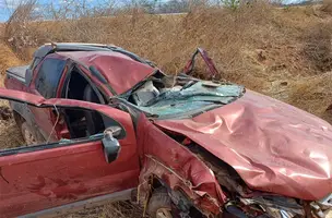 Carro capota e deixa idoso morto após perder o controle em Monte Alegre do Piauí (Foto: Divulgação/PRF)